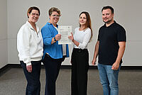 Neue Initiative gegen Fachkräftemangel: Neue Schule für Operationstechnische Assistenz in Bethel gegründet Meilenstein: Petra Krause und Nicole Kawert aus dem EvKB freuen sich über die staatliche Anerkennung der neuen Schule für Operationstechnische Assistenz, die Anna Baumbach und Matthias Martin (v. l.) von der Bezirksregierung Detmold überreichten.