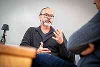 Erfolgreiches Betheler Therapiekonzept im häuslichen Umfeld – „Da steht niemand im weißen Kittel vor den Leuten“ Innerhalb der Stationsäquivalenten Behandlung besucht Bethel-Mitarbeiter Dirk Hamann Personen mit psychischen Erkrankungen in ihrer eigenen Wohnung.