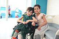 “Wir würden gerne noch bleiben“ – Bethel-Klinik hilft Mädchen aus Afghanistan Portrait der beiden Mädchen aus Afghanistan. Eine der beiden sitzt im Rollstuhl.