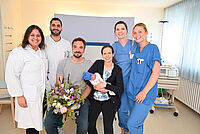 Willkommen, Luca Emanuel! 1.000. Geburt des Jahres „auf Gilead“ Luca Emanuel fühlt sich bei seiner Mutter Saskia und seinem Vater Tim sichtlich wohl und geborgen. Aylin Yalcin, der Geschäftsführende Oberarzt Ali Alhamwi, Hebamme Sina Wittenbrink und Gesundheits- und Krankenpflegerin Amelie Paulfeuerborn (v.l.n.r.) gratulieren.