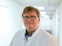 Univ.-Prof. Dr. Matthias Simon Spielt eine wichtige Rolle bei der Entwicklung einer internationalen Richtlinie für Hirntumor-Operationen: Neurochirurg Univ.-Prof. Dr. Matthias Simon; Foto: Mirco Menebröcker