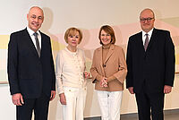 Schlaganfall-Lotsen: Liz Mohn und Elke Büdenbender besuchen Bethel Liz Mohn (2.von links) und Elke Büdenbender mit dem Bethel-Vorstandänden Pastor Dr. Bartolt Haase (links) und Christoph Nolting.