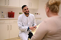 Erste Endometriose-Klinik in Bielefeld – Gynäkologie im EvKB zertifiziert Gespräch zwischen einem Arzt und einer Patientin.