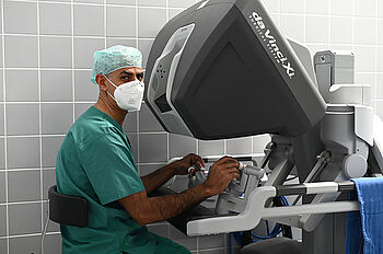 Evangelisches Klinikum Bethel (EvKB) Die modernste Form der Präzisionschirurgie in Bielefeld: Beim DaVinci-Operationssystem übertragen Thoraxchirurgen wie Dr. Morris Beshay die Fingerbewegungen auf Operationsinstrumente im Brustkorb.