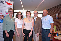 Neues Informationsangebot für Krebspatienten und Angehörige Gruppenbild von Beteiligten der Onkologie im EvKB.