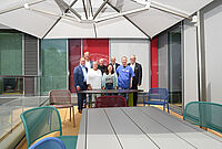 Eine „Wohlfühloase“ für krebserkrankte Kinder: Ruth & Willi Biermann-Stiftung unterstützt Betheler Kinderzentrum Verschafften sich einen Eindruck der neu eingerichteten Terrasse im Betheler Kinderzentrum: Thomas Meyer (Vorstand Biermann-Stiftung), Dr. Matthias Ernst (Geschäftsführer EvKB), Birgit Teske (Pflegerische Klinikleitung), Hans-Werner Lück und Klaus Rieke (Vorstand Biermann-Stiftung), Phoebe Koch (Pflegerische Fachbereichsleitung), Oberarzt Dr. Norbert Jorch und Pastor Ulrich Pohl (Vorstandsvorsitzender Bethel). Foto: Mario Haase