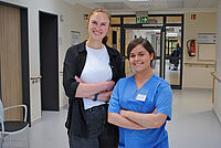 Theodor-Fliedner-Medaille: Erster Preis für Pflegekonzept aus Bethel Zwei Frauen stehen auf dem Stationsflur und präsentieren sich stolz.