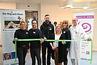 Kinderhospiztag 2026 Das grüne Band als Zeichen der Solidarität: Tanja Gresing, Teamleitung Pflege und Stefan Schwalfenberg, Leitender Arzt Kinderpalliativteam „Der Weg nach Hause“, René Meistrell, Tanja Kirchner, Klinische Ethik, zuständig für Hospizkoordination im EvKB, Univ.-Prof. Dr. Eckard Hamelmann, Mareike Müller (v.l.n.r.).