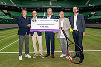 Hilfe für die kleinsten Patientinnen und Patienten: TERRA WORTMANN OPEN spenden 12.000 Euro an Kinderzentrum Bethel Scheckübergabe auf dem Centre Court der heristo-arena mit (von links) Turnierdirektor Ralf Weber, Sven Wortmann (Mitglied im Aufsichtsrat Wortmann AG), Prof. Dr. Eckard Hamelmann (Ärztlicher Direktor des Kinderzentrums), Dr. Matthias Ernst (Geschäftsführer des EvKB) und Christian Anwey (Leitung Marketing- und Kommunikation).