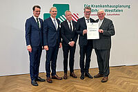 Förderung für Kinder- und Jugendpsychiatrie des EvKB: Ministerpräsident Wüst übergibt 4,9-Millionen-Förderbescheid Übergabe in der Staatskanzlei: NRW-Ministerpräsident Hendrik Wüst (1.v.l.) und NRW-Gesundheitsminister Karl-Josef Laumann (4.v.l) überreichen den Förderbescheid an Dr. Matthias Ernst (2.v.l.), Univ.-Prof. Dr. Thomas Vordemvenne (Ärztlicher Direktor des EvKB) und an Thorsten Kaatze (3.v.l.). Foto: EvKB