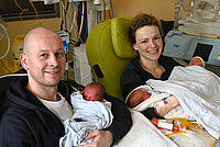 Seltenes Glück: Eineiige Drillinge im EvKB geboren Mara und Max Deboer freuen sich dreifach. In ihren Armen halten sie Klara, Romy und Jette (v.l.n.r.). Fotos: Mario Haase