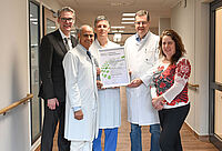 Auszeichnung der Deutschen Krebsgesellschaft: Ostwestfälisches Lungenkrebszentrum zertifiziert Nur ein Jahr nach Gründung des kooperativen Lungenzentrums bescheinigt die DKG die hohe Behandlungsqualität mit Zertifikat: v.l. Thorsten Kaatze, Dr. med. Morris Beshay, Chefarzt der Klinik für Thoraxchirurgie am EvKB, Univ.-Prof. Dr. med. Philipp Lepper, Prof. Dr. med. Axel von Bierbrauer und Maud Beste; Foto: Mario Haase, EvKB