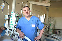 Prof. Dr. Bracht Dr. Bracht posiert am Patientenbett.