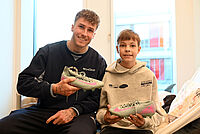 Eine schwarz-weiß-blaue Bescherung! Arminia Bielefeld bringt Weihnachtsglanz ins Kinderzentrum Bethel Der Star ganz nah: Paul kriegt Besuch von Arminia-Stürmer Joel "Jonny" Grodowski