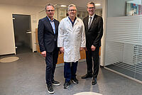 Verzahnung von ambulanter und stationärer Versorgung: EvKB übernimmt Trägerschaft für das Gastroenterologische Zentrum Bielefeld Stehen für eine sektorübergreifende Zusammenarbeit: (v.l.) Prof. Dr. Martin Krüger, Dr. Siegfried Heuer und Thorsten Kaatze. Foto: Mario Haase