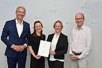 Dr. Birgit Kalb neue Professorin am Kinderzentrum Bethel: Fokus auf Allergien, Asthma und klinische Forschung Univ.-Prof.in Dr. Birgit Kalb erhält die Ernennungsurkunde von der Rektorin der Universität Bielefeld, Univ.-Prof.in Dr. Angelika Epple. EvKB-Geschäftsführer Dr. Matthias Ernst, Univ.-Prof.in Dr. Claudia Hornberg, Dekanin der Medizinischen Fakultät OWL. Foto: Manuel Bünemann