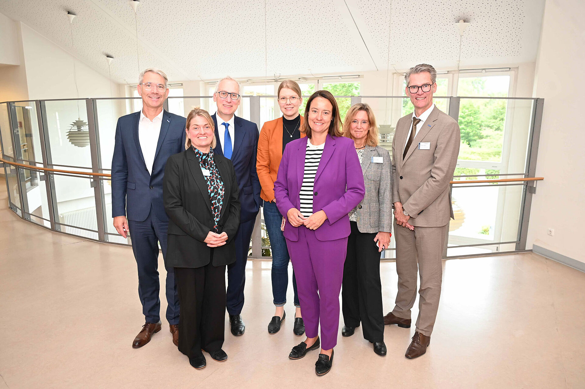 „Ein großer Schatz“ Regierungspräsidentin Bölling in Betheler Kliniken Im Krankenhaus Mara informierten die Geschäftsführer Dr. Matthias Ernst (links) und Thorsten Kaatze (rechts), Univ.-Prof. Dr. med. Christian G. Bien (3.v.l.), Direktor der Universitätsklinik für Epileptologie, Univ.-Prof. Dr. med. Tanja Sappok (2.v.r.), Direktorin der Universitätsklinik für Inklusive Medizin, und die Pflegerische Leitung des Fachbereichs Katja Rosenthal-Schleicher die Regierungspräsidentin und die Dezernentin Christina Hoppe (hinten Mitte) über die Arbeit im Fachkrankenhaus mit besonderen Patientengruppen.
