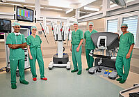 Erweiterte Behandlungsmöglichkeiten: EvKB baut robotisch-assistierte Medizin in OWL deutlich aus Drei Da Vinci Systeme bieten jetzt hochpräzise roboter-assistierte OP-Technologie im EvKB für Patientinnen und Patienten der Thoraxchirurgie, Gynäkologie, Allgemein- / Viszeralchirurgie und der Urologie, einer von ihnen steht nun auch im Haus Gilead I: (v.l.) Dr. Morris Beshay (Chefarzt der Klinik für Thoraxchirurgie), Prof.in Dr. Constanze-Banz-Jansen (Chefärztin der Klinik für Gynäkologie und Geburtshilfe), Univ.-Prof. Dr. Jan Schulte am Esch (Direktor der Universitätsklinik für Allgemein- und Viszeralchirurgie), Thorsten Kaatze (Vorsitzender Geschäftsführer des EvKB) und Prof. Dr. Jesco Pfitzenmaier (Chefarzt der Klinik für Urologie).