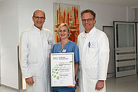 Auszeichnung der DKG: Darmkrebszentrum im EvKB zertifiziert Stehen für Qualität in der Behandlung von Darmkrebs (v.l.): Univ.-Prof. Dr. Jan Schulte am Esch, Direktor der Universitätsklinik für Allgemein- und Viszeralchirurgie, Nadja Zajc, Pflegerische Klinikleitung im Bauchzentrum, und Prof. Dr. Martin Krüger, Chefarzt der Klinik für Innere Medizin und Gastroenterologie. Foto: Mario Haase