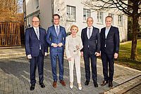 Hendrik Wüst besichtigt Betheler Hilfeprojekt gegen Einsamkeit – NRW-Ministerpräsident besucht Haus Sophia Ministerpräsident Hendrik Wüst besuchte das Projekt „Gemeinsam wachsen. Zusammen WIRken.“ des Evangelischen Klinikums Bethel, das von der Liz Mohn Stiftung gefördert wird. Das Bild zeigt v.l.n.r.: Christoph Nolting (stellv. Vorstandsvorsitzender der v. Bodelschwinghschen Stiftungen Bethel), Ministerpräsident Hendrik Wüst, Stifterin Liz Mohn, Pastor Dr. Bartolt Haase (Vorsitzender des Vorstands der v. Bodelschwinghschen Stiftungen Bethel) und Jörg-Uwe Goldbeck (Verwaltungsratsvorsitzender der v. Bodelschwinghschen Stiftungen Bethel). Kai Uwe Oesterhelweg