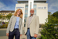 Eine Frau und ein Mann vor dem haus Gilead 1