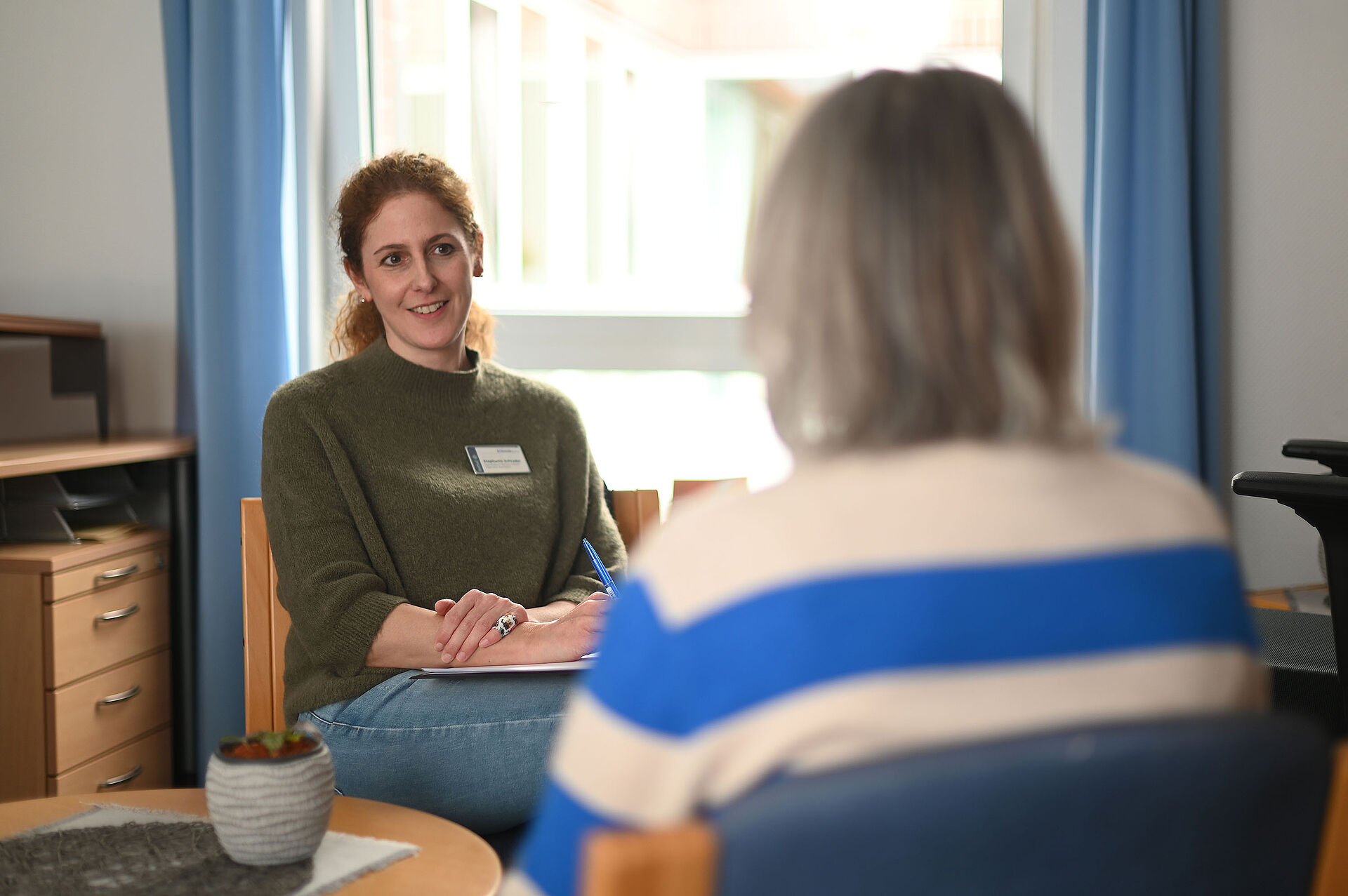 Psychotherapie Gespräch zwischen einer Mitarbeiterin und einer Patientin.