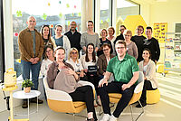 Netzwerk Humanmilchbanken Nordrhein-Westfalen gegründet: EvKB übernimmt Schlüsselrolle für Muttermilchversorgung in NRW Gemeinsames Engagement für die Versorgung von Früh- und Neugeborenen: (h.v.l.) Geschäftsführender Oberarzt der Kinderklinik am Klinikum Leverkusen Dr. Peter Jahn, Stillberaterin am EvKB Christine Koch, Hygienefachkraft am EvKB Sabrina Knopp, Univ.-Prof. Dr. Daniel Klotz, Leitende Oberärztin Pädiatrie am Johannes Wesling Klinikum Minden Dr. Solvej Heidtmann, Projektmanagement Zentrale Humanmilchbank am EvKB Beate Knop, Oberärztin in der Pädiatrie am EvKB Dr. Franziska Noske, Stillbeauftragte am Klinikum Leverkusen Sandra Tydecks, Mitarbeiterinnen in der Frauenmilchbank am EvKB und Jolante Brechelke und Regina Leipold, Pflegebereichsleitung Klinikum Leverkusen Daniela Magalhaes Correia Campos, (Mitte v.l.) Oberärztin Neonatologie am EvKB Dr. Ursula Weller, Cornelia Buchholt und aus dem Stiftung Mathias-Spital Rheine Stv. Bereichsleitung Pflege Annika Spieske, Pflegerische Stationsleitung Martina Hagemann und Stillberaterin Cyriell Güttner. Vorne Baby Isabella mit ihrer Mutter Kira und Vater Roman Disselkamp. Foto: Mario Haase