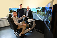 Welt-Schlaganfalltag am 29. Oktober Zurück ans Steuer nach einem Schlaganfall: Fahrtauglichkeit lässt sich wiedererlangen Fahrkompetenzzentrum: Prof. Dr. Max Töpper, Dr. Daniel Schlüter und Stefan Stricker (v.l.n.r.) informieren, wie die Fahrtauglichkeit wiedererlangt werden kann.