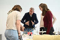 Erste Knochenwerkstatt für Medizinstudierende: „Mit den Händen begreifen“ Die Medizinstudierenden Annalena Krieger, Sofia Lepkojis, Isabell Vollus und Marie Celine vom Bruch mit Universitätsprofessor Thomas Vordemvenne bei der ersten Kochenwerkstatt. Er ist Direktor der Universitätsklinik für Unfallchirurgie und Orthopädie und Ärztlicher Direktor am EvKB.