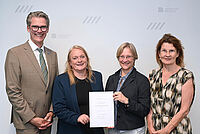 Prof.in Dr. Dr. Kristina Hennig-Fast zur Universitätsprofessorin ernannt: Neue Professur am EvKB stärkt Psychiatrie und Psychotherapie in OWL Univ.-Prof.in Dr. Dr. Kristina Hennig-Fast (2.v.l.) erhält die Ernennungsurkunde von der Rektorin der Universität Bielefeld, Prof. Dr. Angelika Epple. Links: EvKB-Geschäftsführer Thorsten Kaatze, rechts: Prof. Dr. Claudia Hornberg, Dekanin der Medizinischen Fakultät OWL. Foto: Manuel Bünemann
