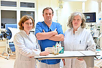 Antiobiotica Awareness: WHO-Aktionstag – Prognose: Ebenso viele Todesfälle durch Resistenzen wie durch Krebs Für eine sinnvolle Antibiotikaverordnung (v.l.): Dr. Janina Soler Wenglein, Univ.-Prof. Dr. Hendrik Bracht und Dr. Ina Vedder; Foto: Mario Haase