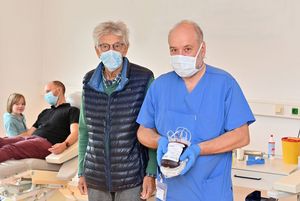 Harry Wagner (Mitte) ist auf Blutspenden angewiesen, wie sie im Evangelischen Klinikum Bethel entnommen werden. Dr. Klaus Leimkühler freut sich über die Unterstützung.