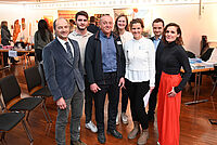 Informationstag „Krebs in der Familie“: Mit Fachkompetenz und Menschlichkeit gegen Krebs v.l.n.r.: Chefarzt Prof. Dr. med. Florian Weißinger, David Töws (Uni-Apotheke Bielefeld), Pflegerische Fachbereichsleitung der Onkologie im EvKB Robert Schwarz, Pflegerische Fachbereichsleitung der Inneren Medizin im EvKB Dorothea Baus, Onkologische Pflegeberatung im EvKB Christiane Schwarz, Theologischer Direktor im EvKB Pastor Philipp Katzmann, Jenny Wolff (Uni-Apotheke)