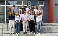 Semesterstart am UK OWL: Erstmals 300 Studierende im Modellstudiengang Medizin Angehende Ärztinnen und Ärzte: In kleinen Gruppen erkundeten die „Erstis“ zum Studienstart die Gelände vom Campus Bethel und Campus Klinikum Bielefeld.