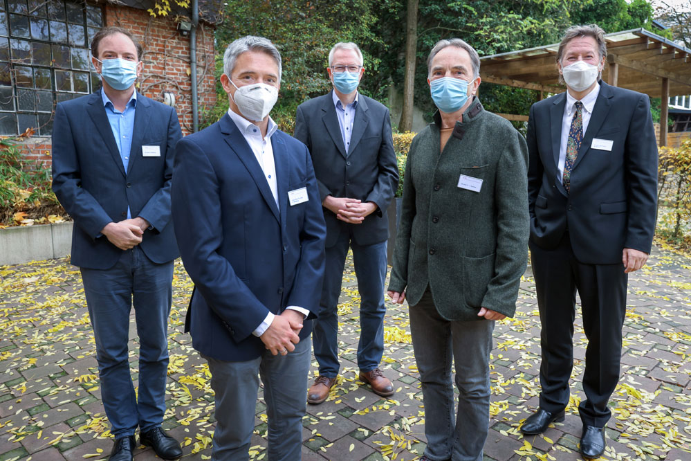 Mehr als 80 Expertinnen und Experten in Sachen Schmerz brachten sich beim 12. Bielefelder Schmerztag auf den neuesten Stand von Diagnose, Therapie und Forschung zum Thema Kopfschmerzen. Die Universitätsklinik für Anästhesiologie, Intensiv-, Notfallmedi Mehr als 80 Expertinnen und Experten in Sachen Schmerz brachten sich beim 12. Bielefelder Schmerztag auf den neuesten Stand von Diagnose, Therapie und Forschung zum Thema Kopfschmerzen. Die Universitätsklinik für Anästhesiologie, Intensiv-, Notfallmedizin, Transfusionsmedizin und Schmerztherapie (AINS) am Evangelischen Klinikum Bethel (EvKB) hatte mit 2G-Regelung und Abstand in die Neue Schmiede in Bethel eingeladen. Ein wichtiges Ergebnis: Psychologische Therapieverfahren bei der Migränebehandlung haben Langzeitwirkung.