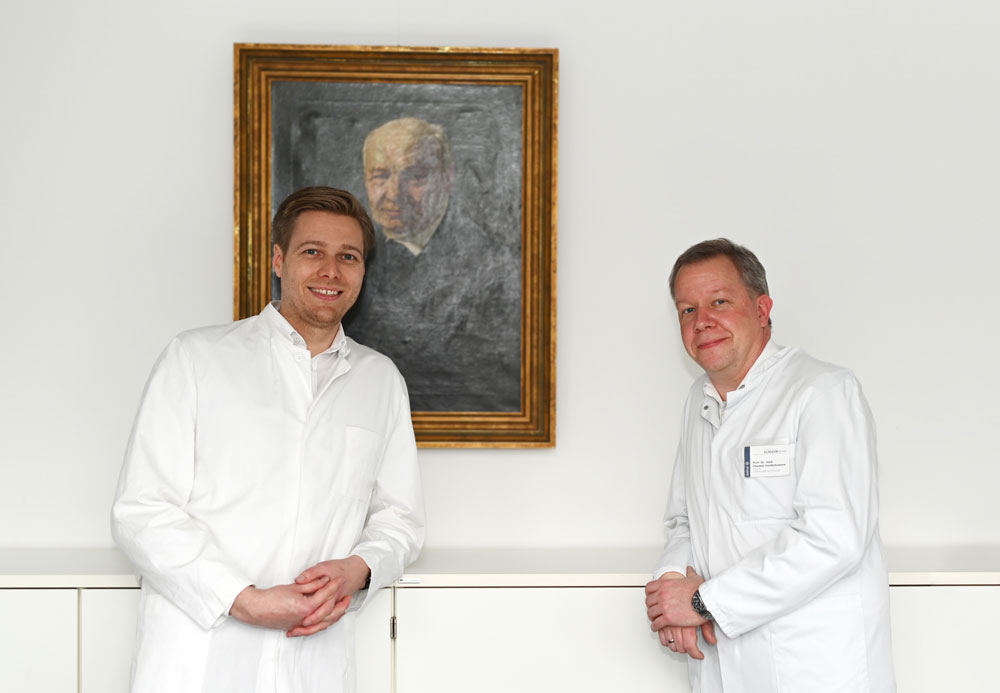 Neuer Libero im Team von Chefarzt Prof. Dr. Thomas Vordemvenne Priv.-Doz. Dr. med. Stefan Budde (links) leitet ab 1. April die neue Abteilung für Endoprothetik und Spezielle Orthopädische Chirurgie am EvKB.