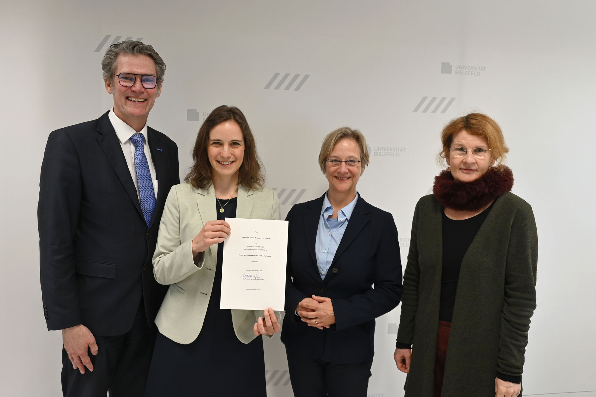 Neubesetzung der Professur für Kinder- und Jugendpsychiatrie: Expertin für Essstörungen erhält Ruf nach Bielefeld Gruppenfoto: Univ.-Prof.in Stefanie Horndasch (2. v. links) erhält die Urkunde von der Rektorin der Universität Bielefeld, Univ.-Prof.in Dr. Angelika Epple (3. v. links) und der Dekanin der Medizinischen Fakultät Univ.-Prof.in Dr. Claudia Hornberg. Links: Thorsten Kaatze, Vorsitzender Geschäftsführer des EvKB. Foto: Manuel Bünemann