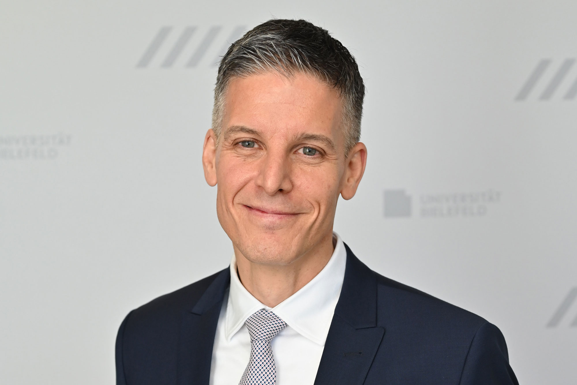 Philipp Lepper zum Universitätsprofessor berufen – Lungenklinik in Bethel wird universitär Porträtfoto Univ.-Prof. Dr. Philipp Lepper, ab Februar 2025 Klinikdirektor der Universitätsklinik für Innere Medizin, Pneumologie und Internistische Intensivmedizin am Evangelischen Klinikum Bethel (EvKB) in Bielefeld.