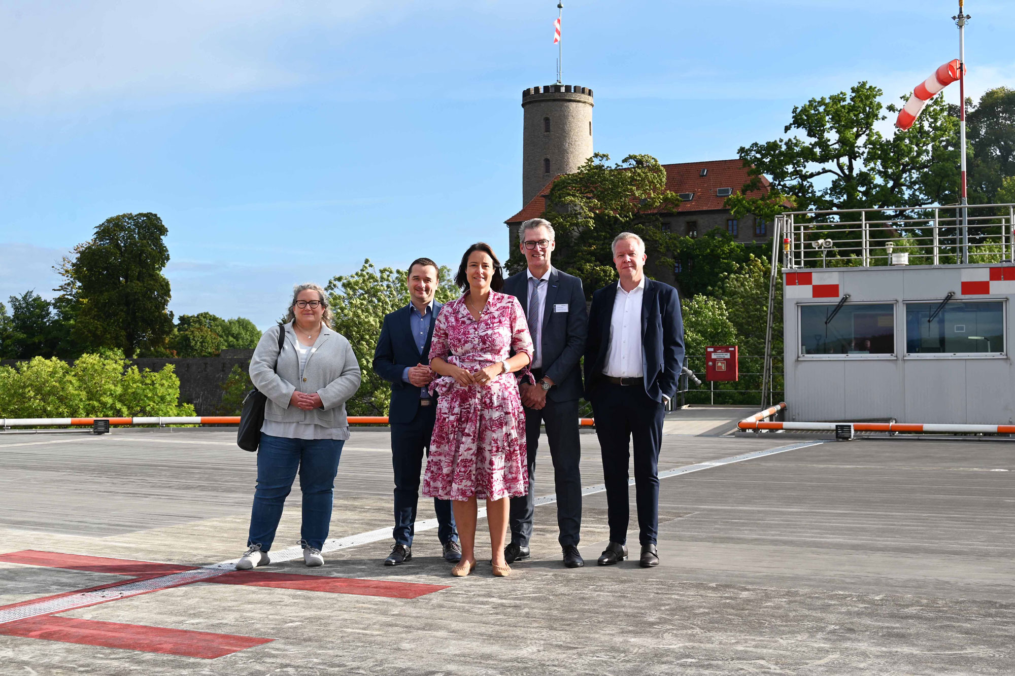 „Ein großer Schatz“ Regierungspräsidentin Bölling in Betheler Kliniken Regierungspräsidentin Anna Katharina Bölling (Mitte) erhielt in Begleitung von Dezernentin Dr. Anja Heinrich (links), EvKB-Geschäftsführer Thorsten Kaatze (2.v.r.), dem Ärztlichen Direktor Univ.-Prof. Dr. med. Thomas Vordemvenne (r.) und dem Theologischen Direktor Pastor Philipp Katzmann einen Einblick in die Notfallversorgung des überregionalen Traumazentrums im Haus Gilead I des EvKB.