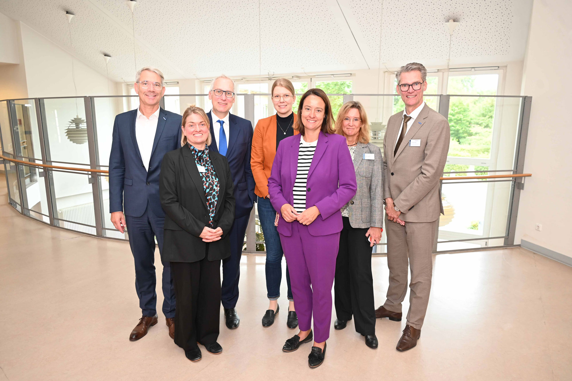 „Ein großer Schatz“ Regierungspräsidentin Bölling in Betheler Kliniken Im Krankenhaus Mara informierten die Geschäftsführer Dr. Matthias Ernst (links) und Thorsten Kaatze (rechts), Univ.-Prof. Dr. med. Christian G. Bien (3.v.l.), Direktor der Universitätsklinik für Epileptologie, Univ.-Prof. Dr. med. Tanja Sappok (2.v.r.), Direktorin der Universitätsklinik für Inklusive Medizin, und die Pflegerische Leitung des Fachbereichs Katja Rosenthal-Schleicher die Regierungspräsidentin und die Dezernentin Christina Hoppe (hinten Mitte) über die Arbeit im Fachkrankenhaus mit besonderen Patientengruppen.