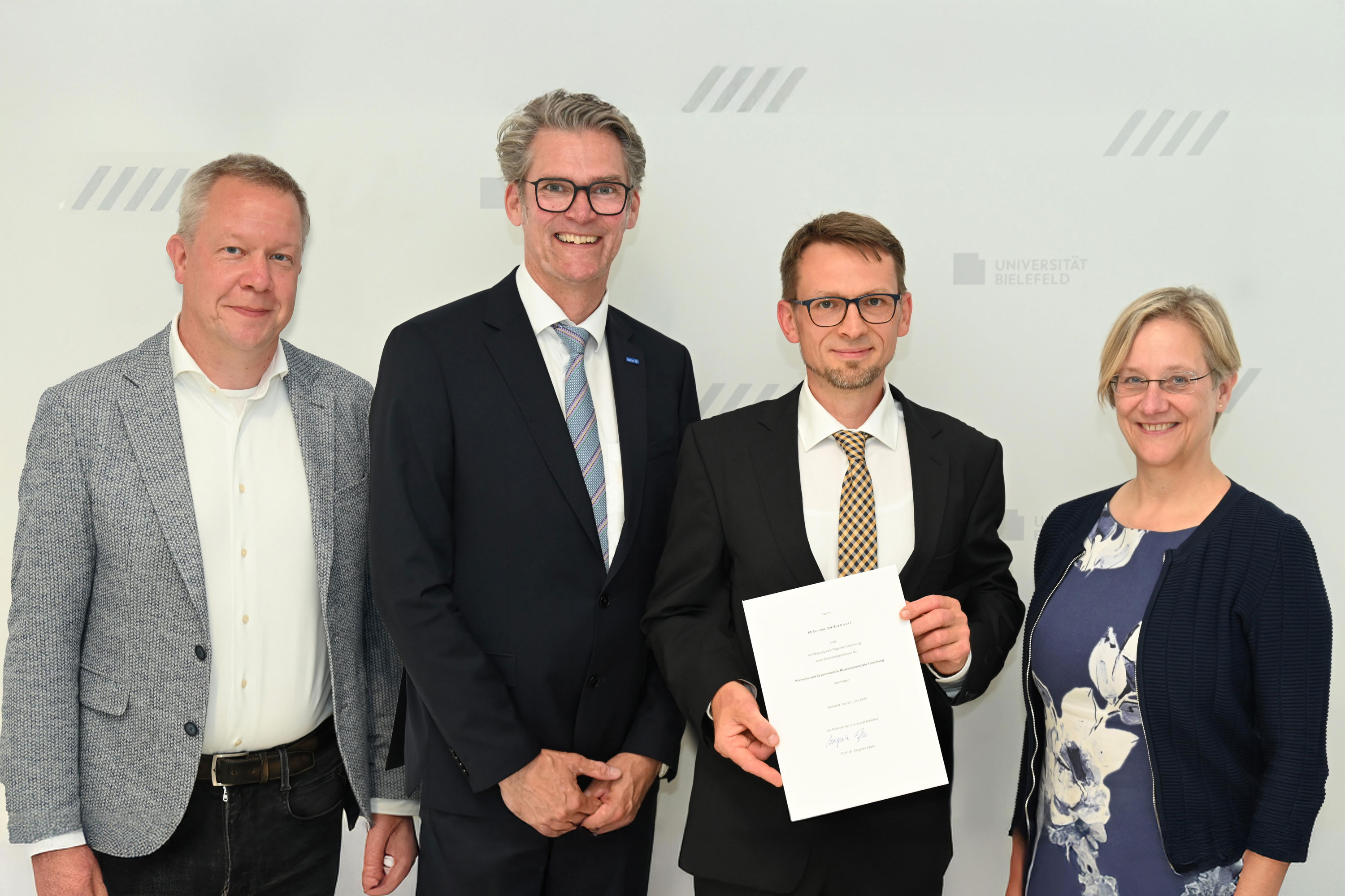 Universitäre Forschung am Bewegungsapparat: Dirk Wähnert erhält Professur Ernennung zum Universitätsprofessor an der Medizinischen Fakultät OWL der Universität Bielefeld: Univ.-Prof. Dr. med. Dirk Wähnert (2. v. rechts) erhält die Urkunde von der Rektorin der Universität Bielefeld, Univ.-Prof.in Dr. Angelika Epple (rechts). 2. v. links: Thorsten Kaatze, Vorsitzender Geschäftsführer des EvKB, links: Univ.-Prof. Dr. med. Thomas Vordemvenne, Direktor der Universitätsklinik für Unfallchirurgie und Orthopädie am EvKB; Foto: Manuel Bünemann