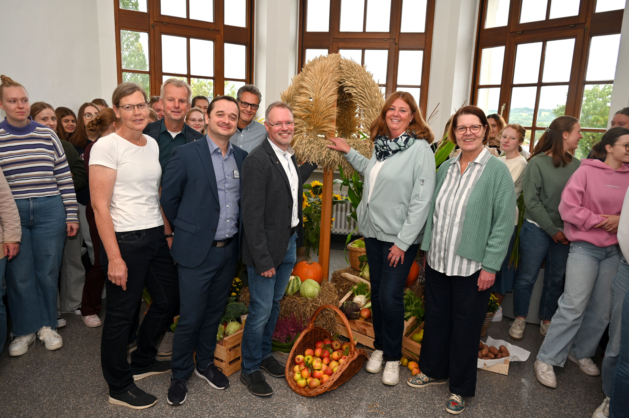 Erntekrone 2025 Im Medizin-Campus Bielefeld-Bethel im Haus Sarepta übergaben Landfrauen und Landwirte die Erntekrone an die Schule für Diätassistenz