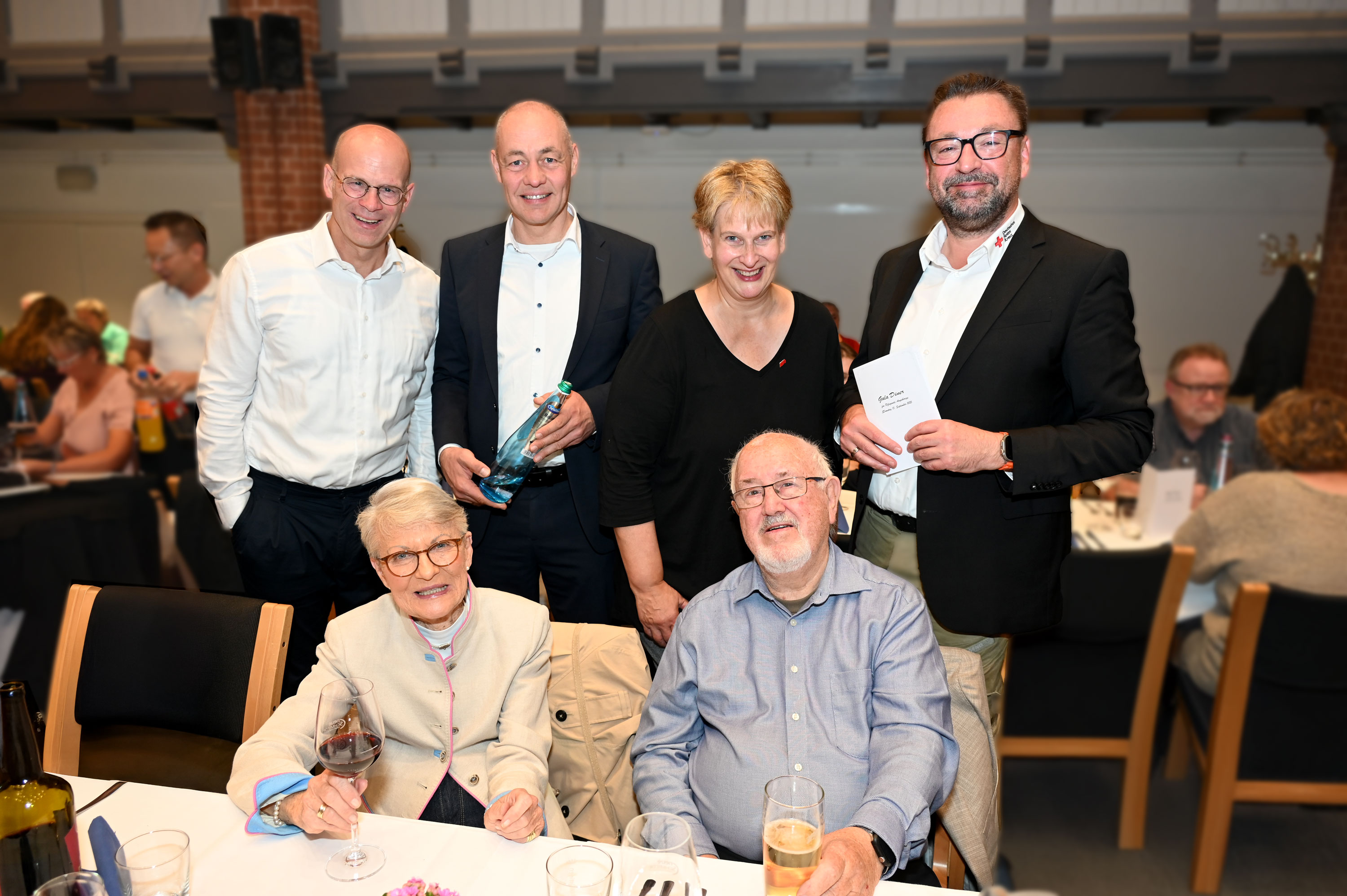 Aktionswoche für Pflegende Angehörige mit Gala Diner gestartet Bielefelds Sozialdezernent Ingo Nürnberger, der stellv. Vorstandsvorsitzender der v. Bodelschwinghschen Stiftungen Bethel Pastor Dr. Bartolt Haase, Kirsten Hopster und Marco Eltner, Vorsitzender der Arbeitsgemeinschaft der Wohlfahrtsverbände (hinten v.l.n.r.) sprachen Pflegenden Angehörigen wie Waltraud Salberg und Klaus-Dieter Miller stellvertretend ihren Dank und ihre Wertschätzung aus. Foto: Manuel Bünemann